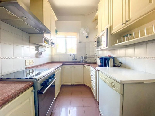 Casa 5 Dormitorios En Carrasco, Montevideo