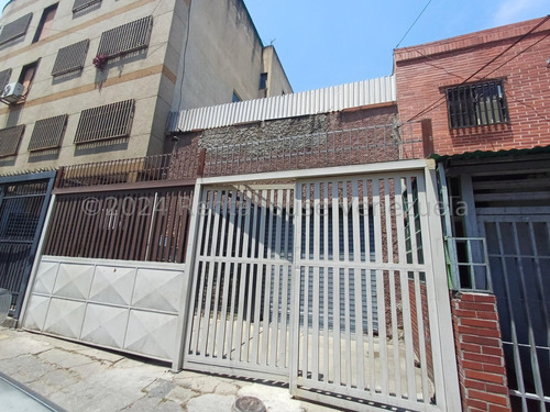 Local En Alquiler Catia Mls #24-22234 Busca Un Local Comercial, Con Gran Potencial Y A Pie De Calle, Aqui Traemos Esta Magnifica Oportunidad De Adquirir Esta Propiedad