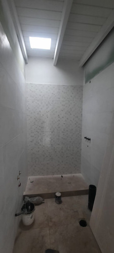 Casa En Venta De 2 Dormitorios C/ Cochera En Luzuriaga