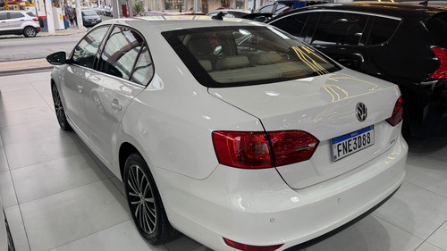 Volkswagen Jetta 2.0 Comfortline Flex 4p Automática