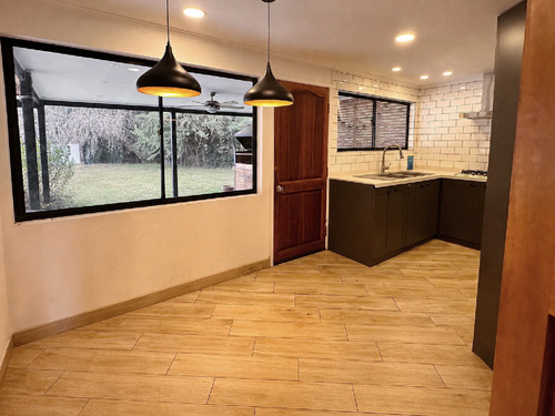 Parcela Con Casa, Piscina/ Quincho, Frente A Parque Y Laguna