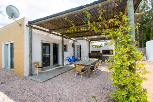 Casa En Alquiler Temporal, A 50 Metros Del Mar. Tres Dormitorio, Aire Acondicionado En Todos Los Ambientes. Ideal Para Veranear