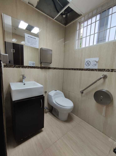 Local Comercial Clinica En Venta - Urb. Los Chaguaramos