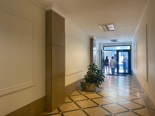 Edificio Comercial En Ciudad Vieja.