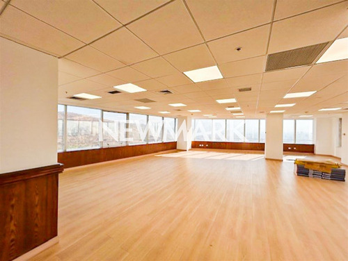 Gran Oficina Remodelada En Espectacular Barrio Financiero