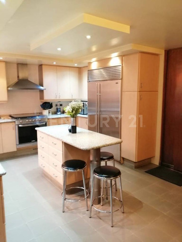 Casa De 3 Niveles Con Amplios Espacios Y 4 Habitaciones Privilegiada