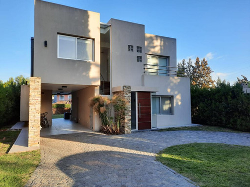 Venta Casa 4 Ambientes Golf De Ranelagh Con Cochera, Piscina, Parrilla, Hidromasaje Y Parque.