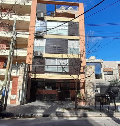 Departamento Tipo Dúplex 2 Y 1/2 Amb. 55 Mts. Cubiertos Mas Terraza Propia Con Parrilla.