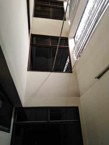 Casa Bien Ubicada 3 Pisos C/ Aires P/2 Pisos