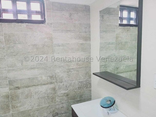 Casa Moderna Totalmente Remodelada, Con Amplios Espacios Iluminados Colinas De Guataparo 24-23018
