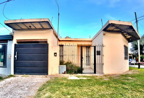 Casa En Venta En La Plata, 2 Dormitorios Y Galpón