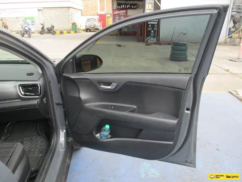 Kia Stonic Zenith Hybrid 4x2 1000cc Mt Aa