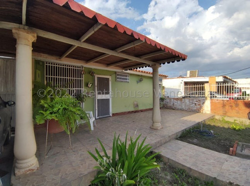 Casa En Venta En Urb. Corinsa, Cagua. 23-15539. Lln