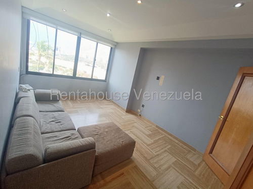 En Venta Amplio Apartamento - Urb. Chuao.