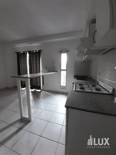Imagen 10 de 27 de Alquiler - Venta Departamento Un Dormitorio De Escalera - Frente - Balcón - Abasto