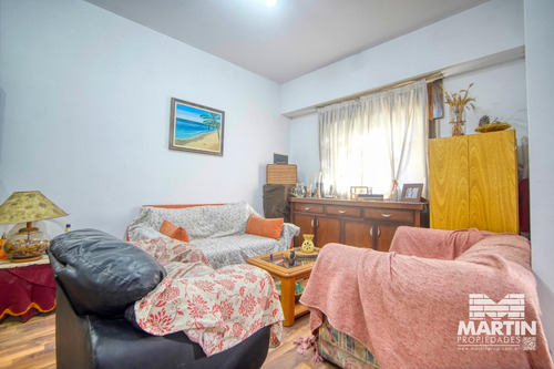 Casa 6 Ambientes, 7 Cuadras De Av. Maipú, Suite, Toilette, Play, Cochera Y Jardín.