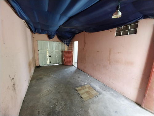 Local Comercial En Esquina Con Amplio Frente Y Vidrieras