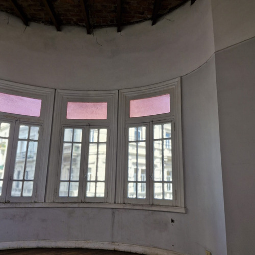 Ph Antiguo En Estado Original, En Una De Las Mejores Esquinas De San Telmo. Es Ideal Para Un Hostel, O Un Comercio, Tiene Terraza Propia Y Detalles De Epoca. Es Muy Amplio Y Luminoso