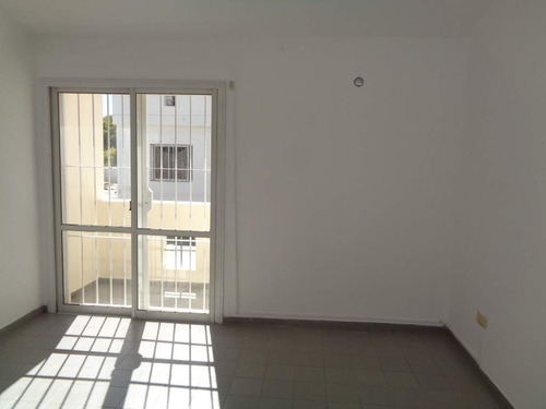 Barrio Alta Córdoba - Casa De 2 Dormitorios, Amplia Y Luminosa Con Cochera Cubierta, Cocina Comedor, 2 Baños Y Patio Con Césped