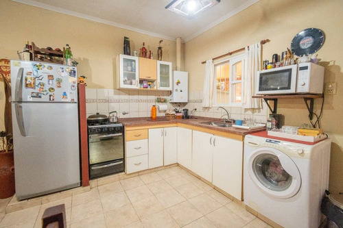 Casa En Venta De 2 Dorm, Cochera Y Patio C/ Pileta