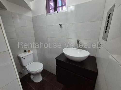 Fredxia Castillo Vende Hermosa Casa Remodelada En Urbanismo Privado De La Mata, Cabudare # 25-10169