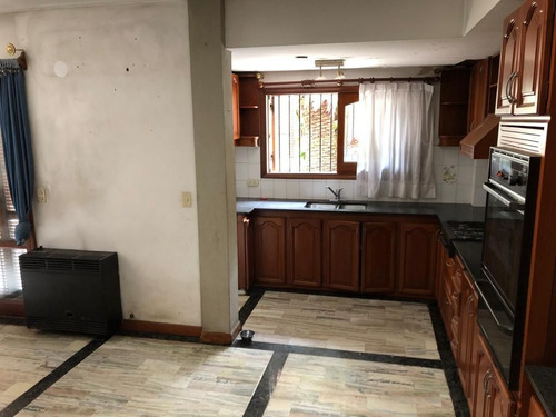 Imagen 8 de 30 de Casa En Venta De 3 Dormitorios C/ Cochera En Lomas Del Mirador