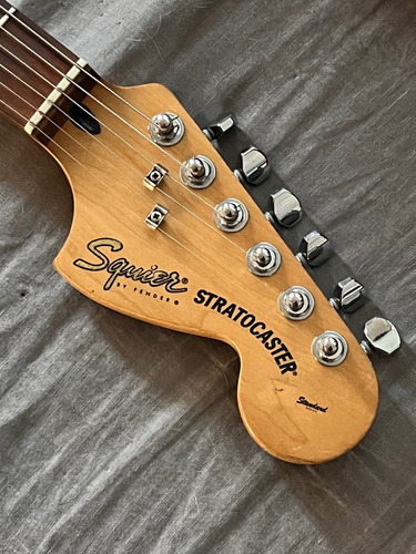 Guitarra Fender Squier Stratocaster Standard 20 Aniversario Diestro Sunburst