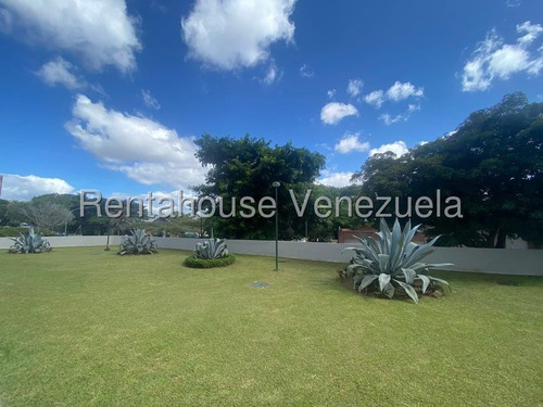 Los Samanes, Calle Cerrada. Vigilancia 24/7 !! Venta Apartamento 135 M2, 3 Hab. + S, 3 Baños + S, 2pe, Cocina Y Baños Actualizados. Edificio Con Excelente Mantenimiento Y Bellas Areas Sociales !!