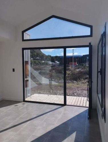 Casa En Venta - 2 Dormitorios 1 Baño - Cochera - 607mts2 - San Martín De Los Andes
