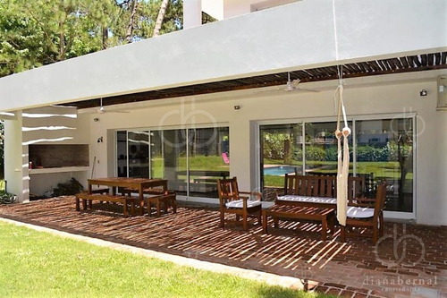 Imagen 15 de 16 de Moderna Casa A Pasos De Playa Mansa