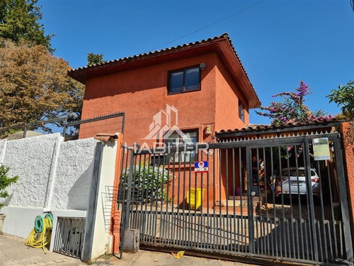 Imagen 1 de 10 de Casa En Venta En Zona Muy Privilegiada.