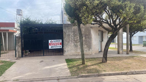 Casa De 3 Dormitorios - Cochera - Barrio Islas Malvinas - San Lorenzo