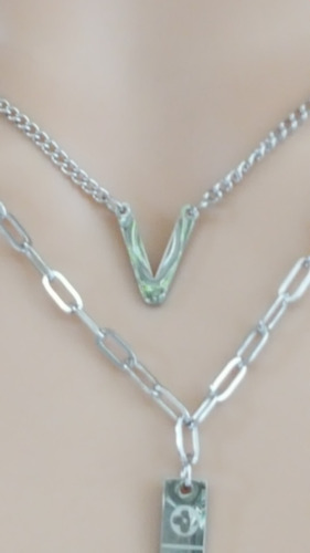 Collar Acero Inoxidable Plateado Multicapa Placa V