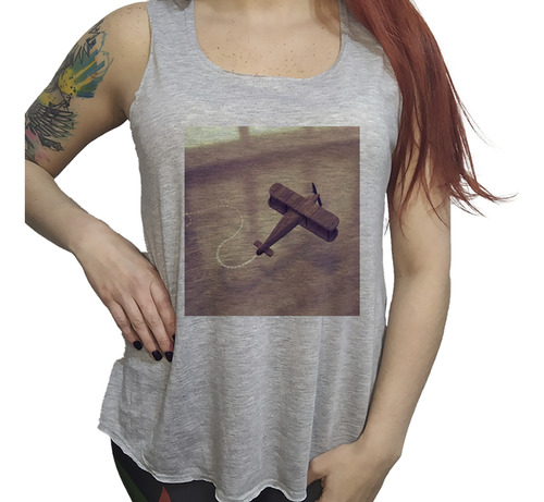 Musculosa Dama Avion De Madera Volando Dejando Huella