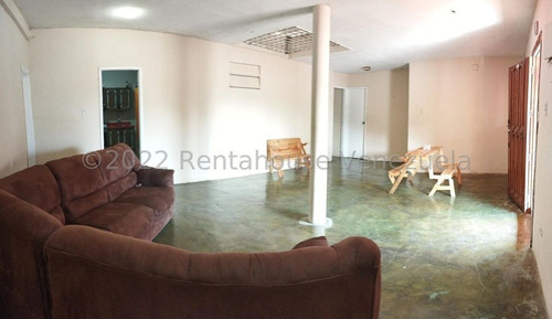 Imagen 5 de 9 de En Venta Amplia Y Cómoda Casa Con Ubicación Cercana A Todo Tipo De Servicios. 04120656408 Mls 23-3467