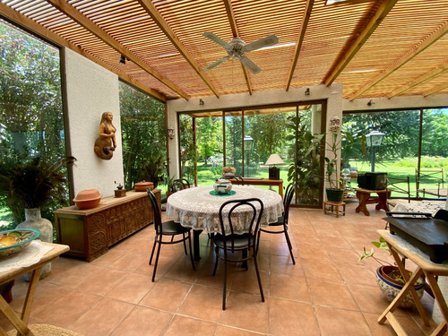 Amplia Casa Con Jardín Formado En Condominio Consolidado