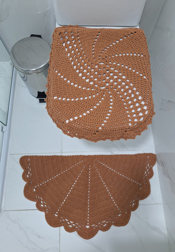 Kit Banheiro Tampa/pe Do Vaso Em Croche Caramelo Tapete Meia Lua