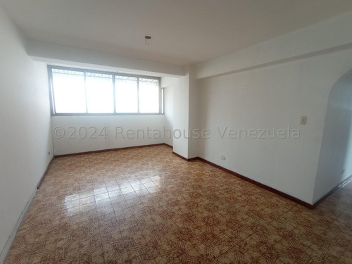 Apartamento En Venta Economico Grande Cómodo Cn 125 Metros 4 Habitaciones 2 Baños Zona Centro Maracay Agua Constante Seguridad Nela 2425950