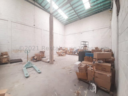 Hector Piña Vende Galpon En Zona Industrial I, 25-8476