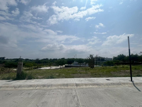 Lote Residencial En Fracc. Oasis Frente A Casa Club