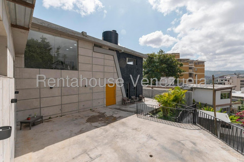 Casa Para Remodelar De Multiples Niveles En Venta Ubicada En Chaguaramos 25-17638