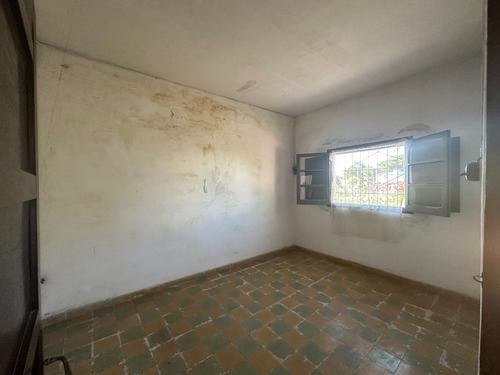 Casa 2dormitorios Con Entrada Secundaria En Barrio Estación, Minas, Lavalleja.