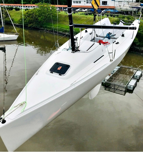 Velero Clase J70