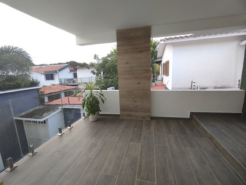Lm Vende Casa En La Urb. La Trigaleña, Valencia.