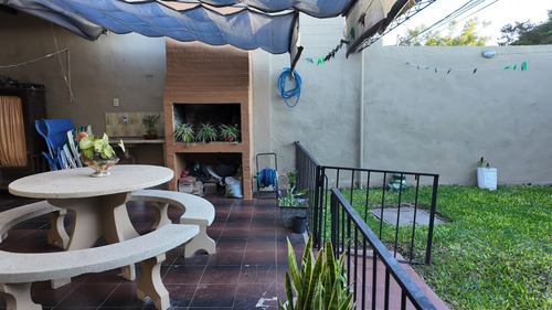 Casa De Tres Dormitorios Y Patio, Barrio Sargento Cabral, Santa Fe