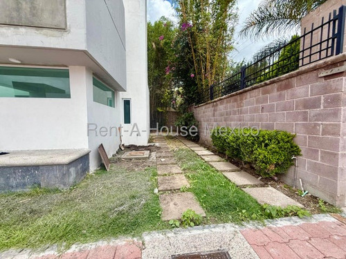 Venta. Santa Rosa Jauregui - Casa, Sala De Tv, 3 Recámaras, Cuarto De Servicio