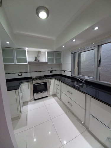 Casa En Venta De 5 Ambientes Con Cochera, Jardín Y Quincho