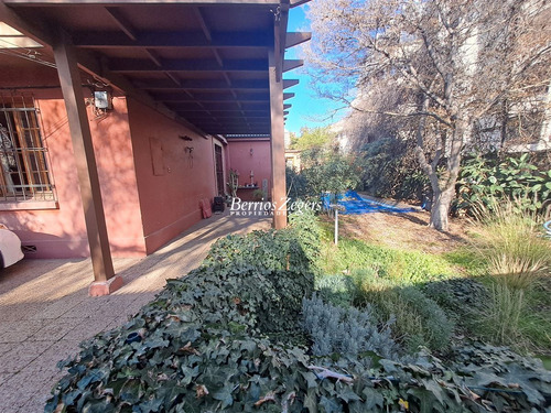 Casa En Venta De 5 Dorm. En Ñuñoa