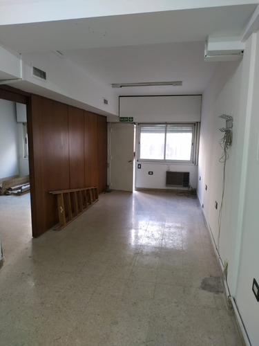 Alquiler De Oficina En Planta Baja Mas Entrepiso A Metros De Vélez Sarfield Y Patio Olmos!