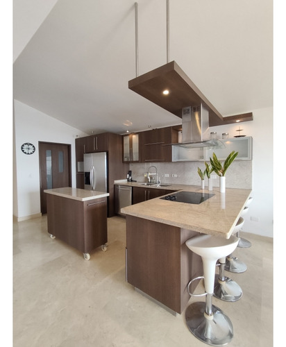 Se Alquila Bello Apartamento Ubicado En Loma Linda.